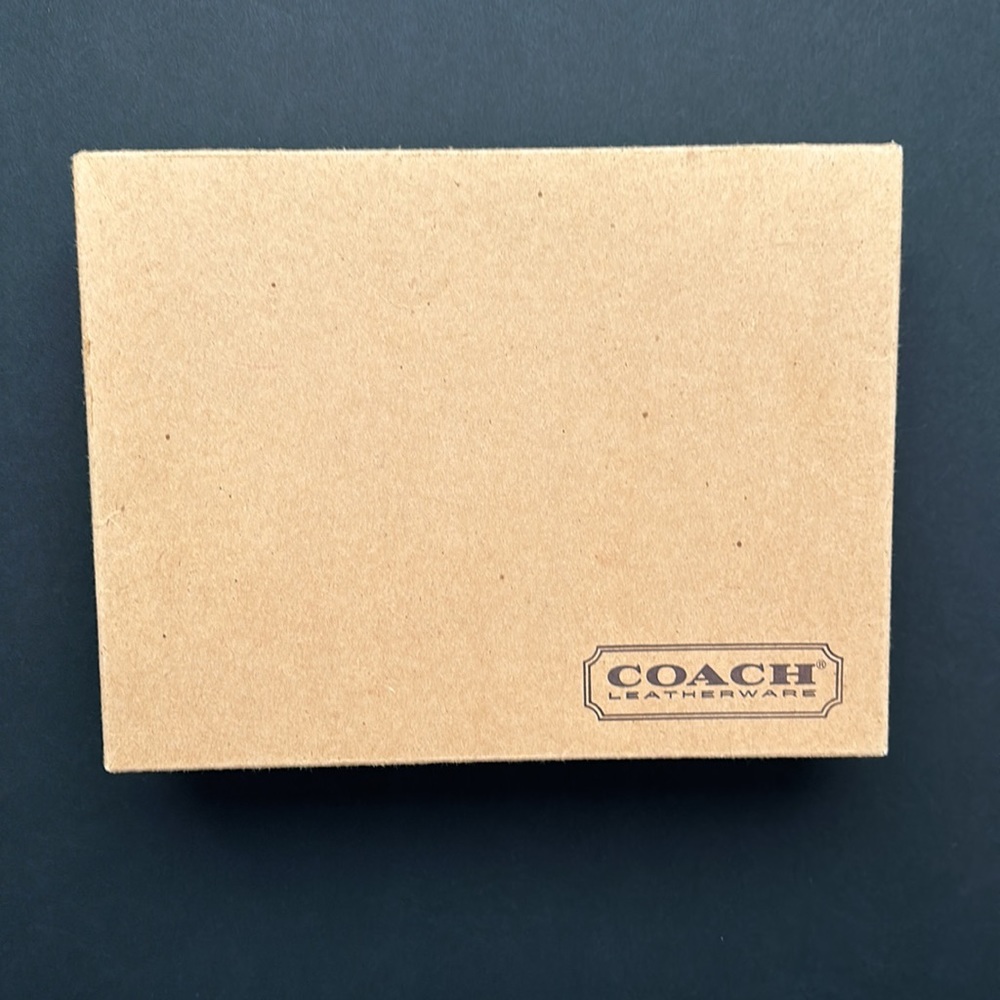 12/13 AT 3:00 PM EST COACH TALK

Vintage Coach 💼 👜……..and history!! - Picture 13 of 16